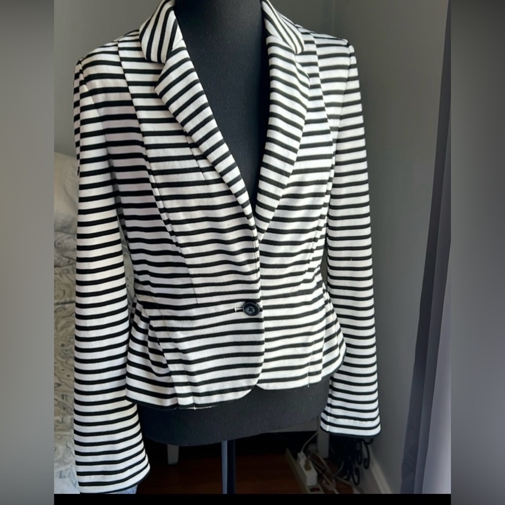 ELLE Black & White Striped Stretch Blazer Jacket Women’s Small. gently used